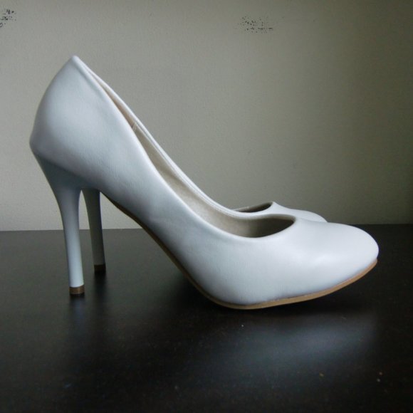 Shoes - ⚡3/$20⚡ White Faux Leather Heels